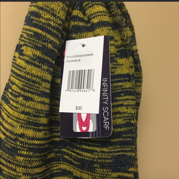 New Michigan Wolverines “Go Blue” Infinity Scarf - Picture 2 of 4